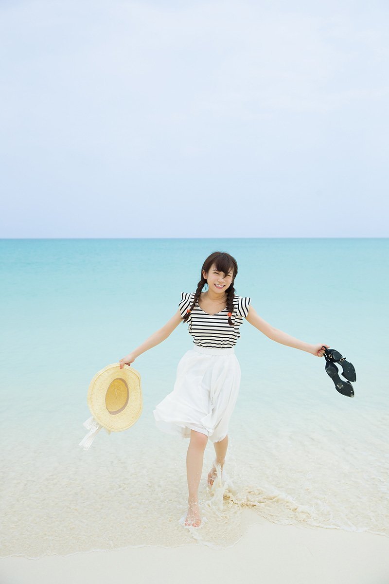 乃木坂46 秋元真夏 ファースト写真集 真夏の気圧配置 白砂の輝く楽園でソロ初の水着姿も披露